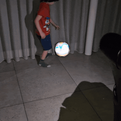 Glowball Fussball - Der reflektierende und leuchtende Fussball für aufregende Nachtspiele!